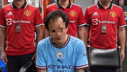 太阳报：泰国一名曼城球迷被捕，警方晒照穿曼联球衣和他合影