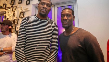 记者：灰熊马刺等队曾有意火箭助教艾维但无果，后者是杜兰特好友