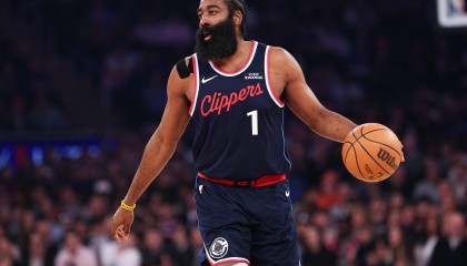 开云体育官网-老A8的魅力！哈登末节+加时1V1爆砍16分 球星&amp;替补齐发威冲到西10